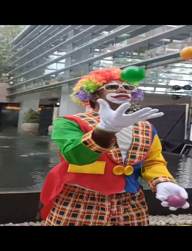clown-juggler